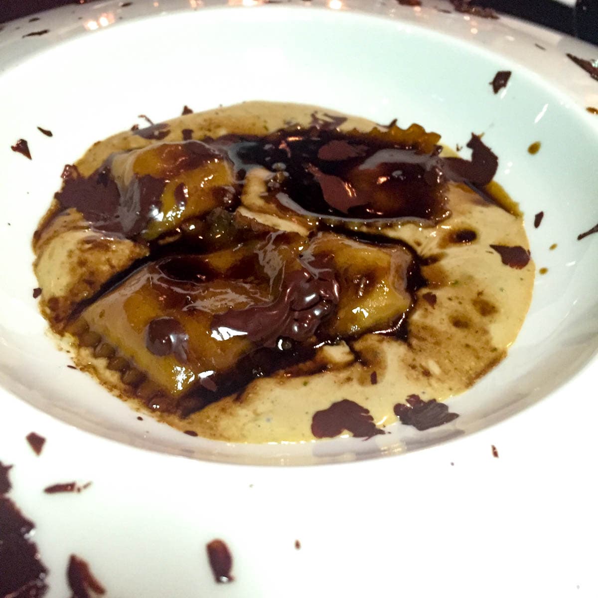Raviolo di pollo di Bresse, cremoso di nocciole, condimento balsamico e Arriba 72%