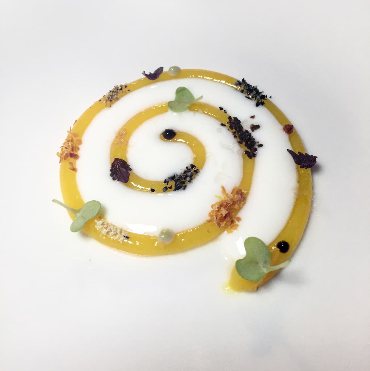 Spirale d'uovo cotto a freddo, albume montato, contrasti acidi e piccanti