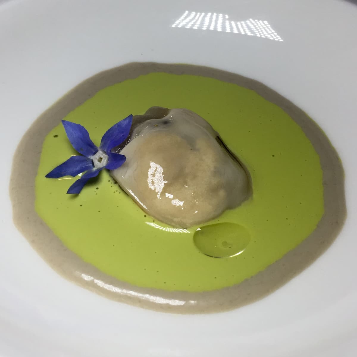 Ostriche tiepide affumicate, pistacchio di Bronte, olio al ginepro