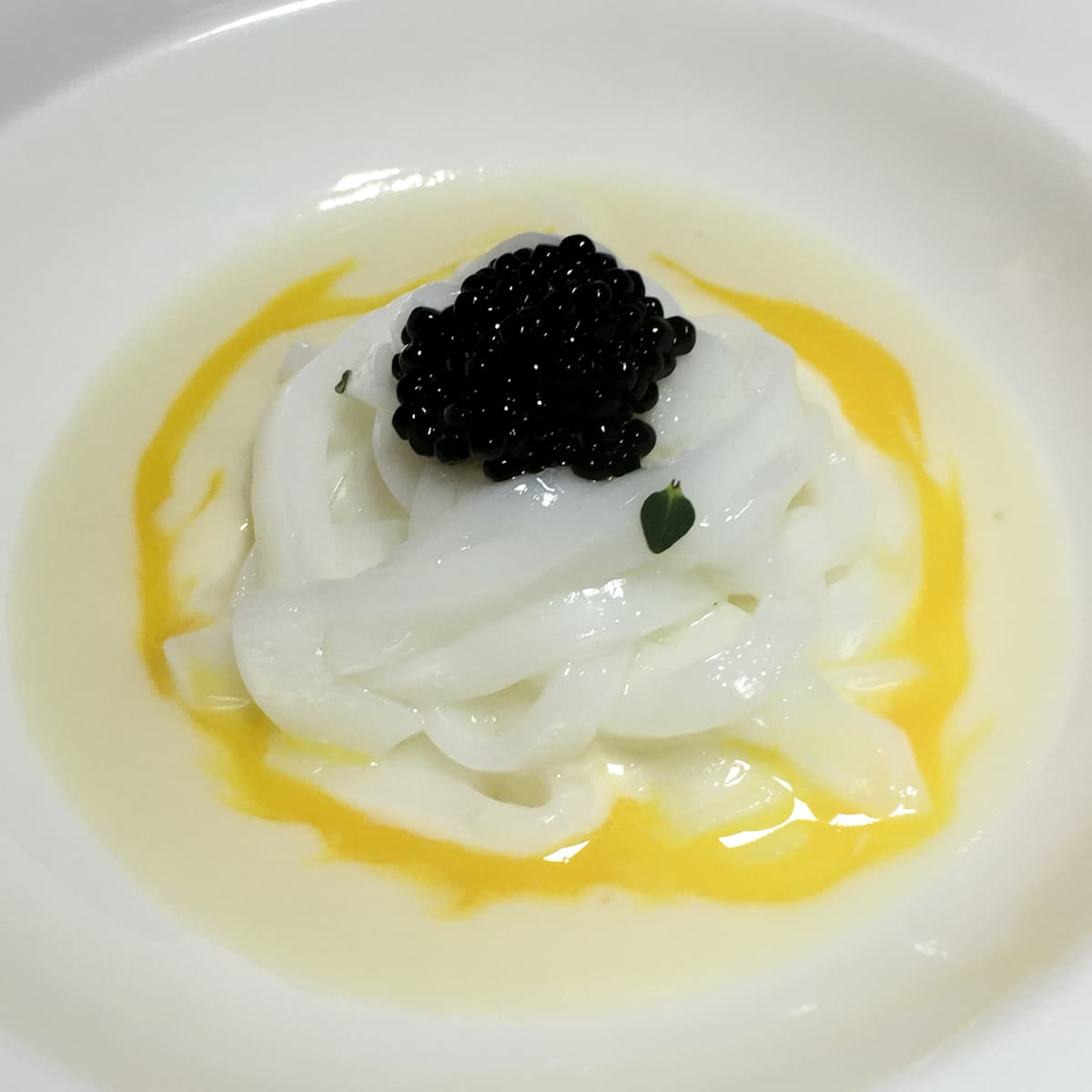 Tagliolini al bianco d'uovo tiepidi, crema di parmigiano, caviale di tartufo