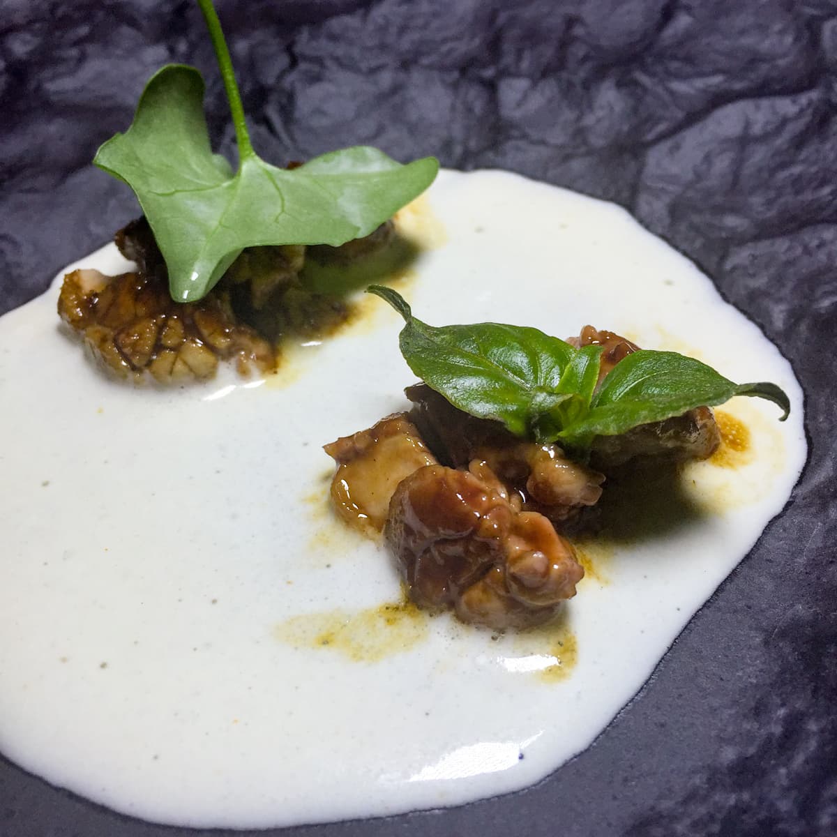 Cstagnole di maiale, latte di cocco, fagioli neri