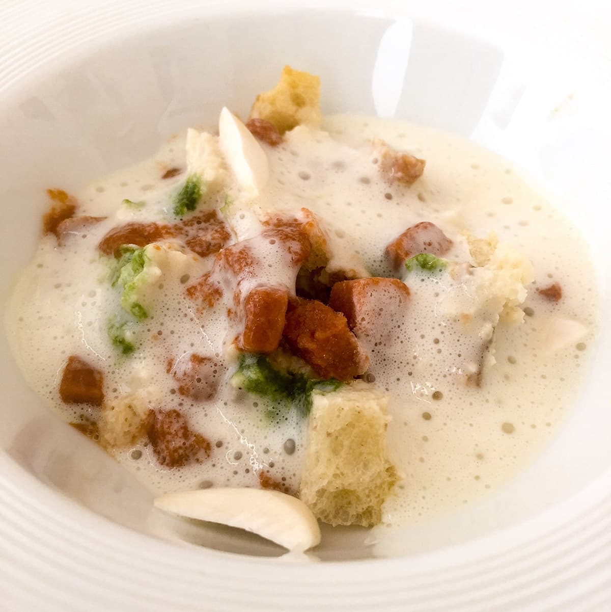 Pancotto al latte di mandorle con ricci di mare e mandorle