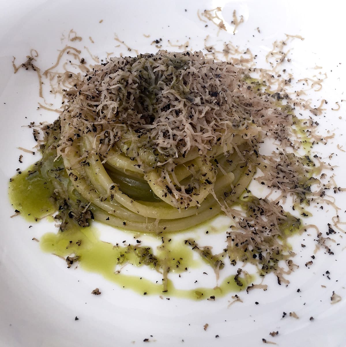 Spaghetto Latini, olio di canapa e tartufo nero