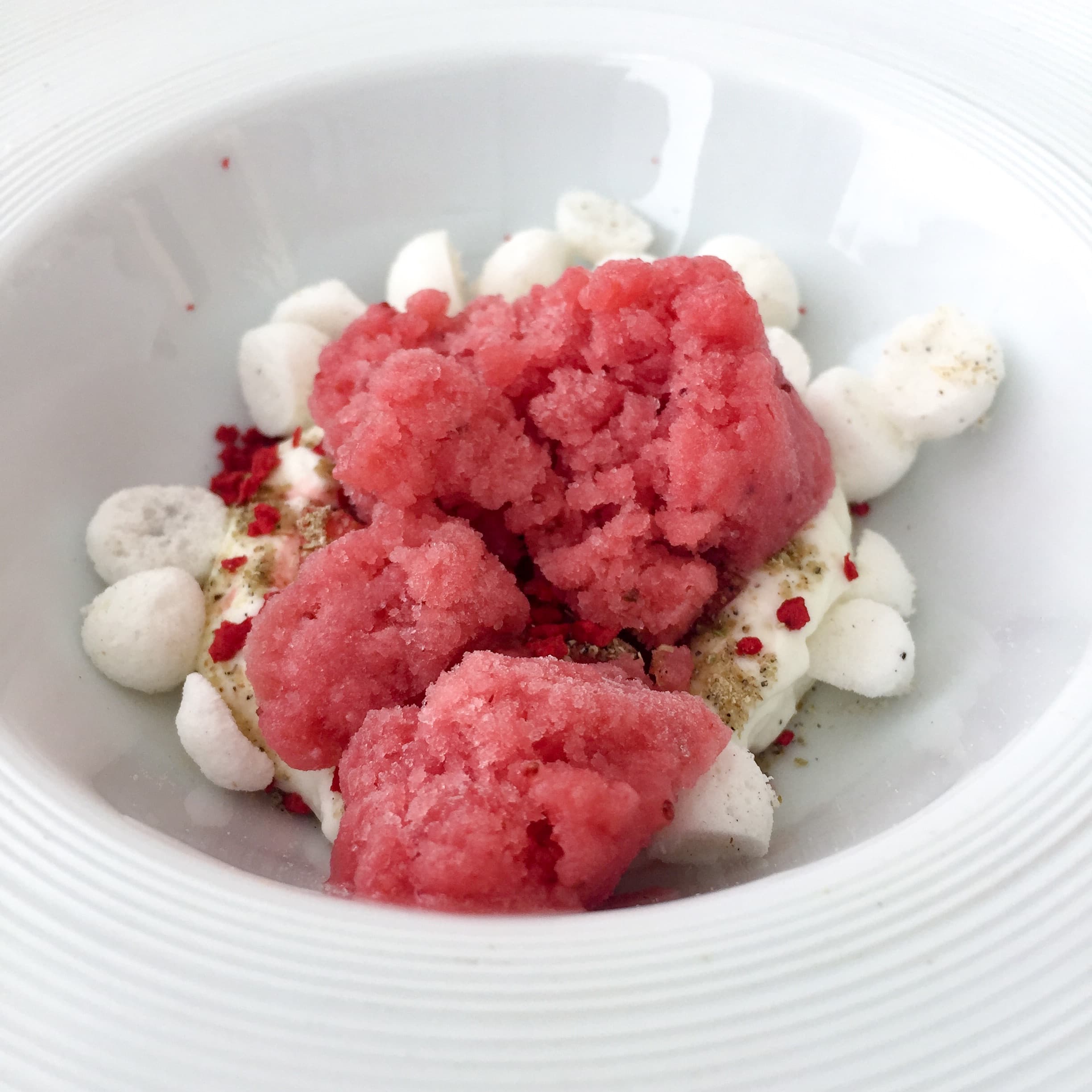 Granita di fragole, fragole e meringa di cardamomo