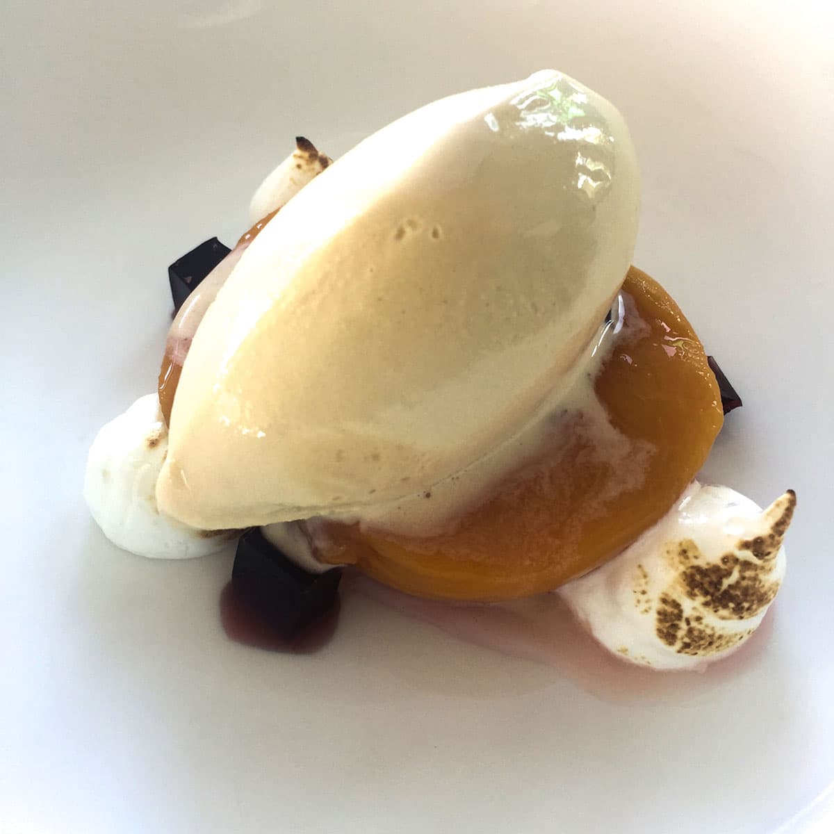 Ristorante Nostrano - Pesaro - Chef Stefano Ciotti Gelato al latte tostato, pesca caramellata, meringa croccate allo yogurt, gelatina di visciole