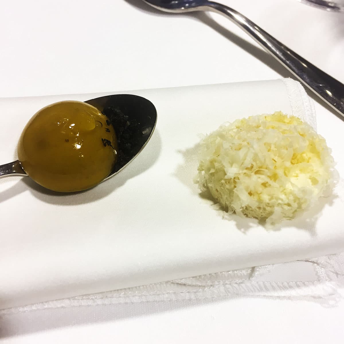 Enoteca Pinchiorri Salatini: sfera di vitello tonnato, pepita di riso parmigiano e nocciole