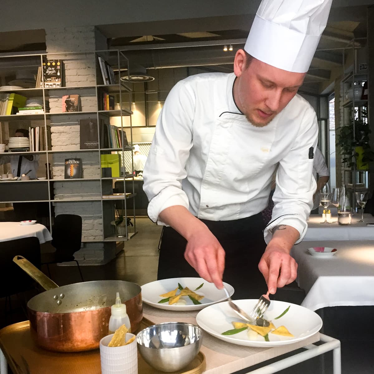 la preparazione al tavolo degli agnolotti