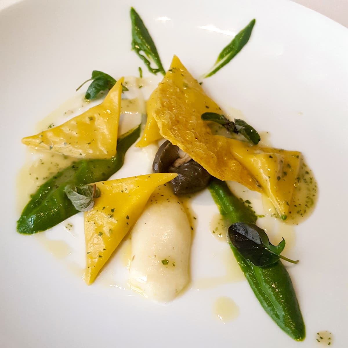 Agnolotti di mais, polenta bianca, lumache, salsa al prezzemolo