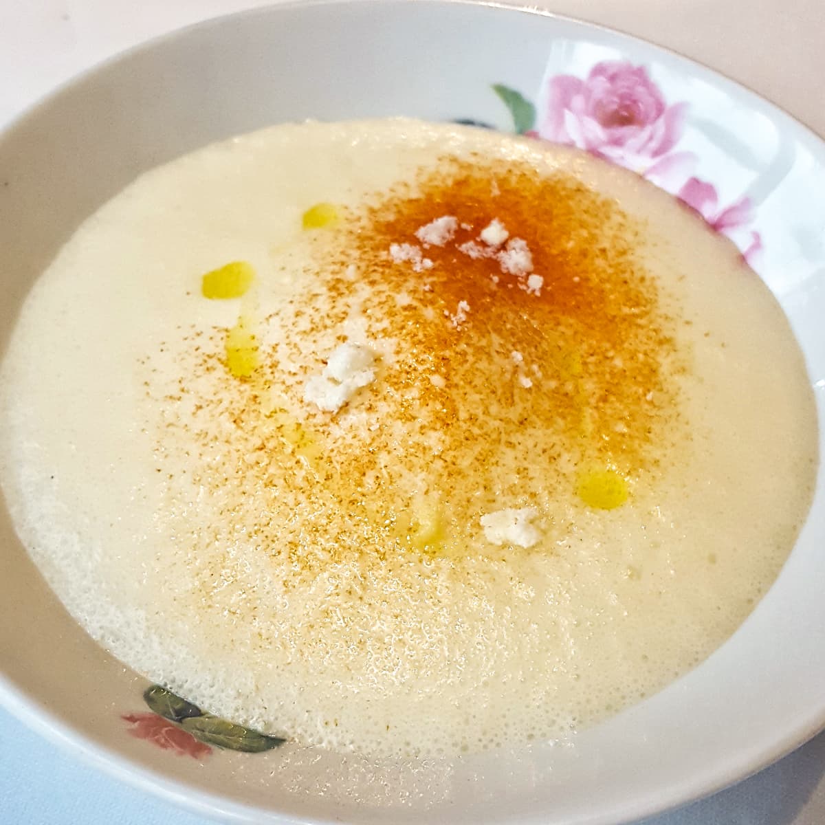 Gelato di latte di pecora, crumble ai pinoli, spuma all'olio d'oliva, polvere di pomodoro