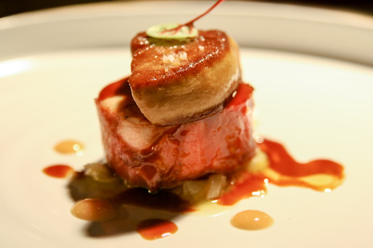 Suprema di faraona, frutta secca, foie gras, dente di leone