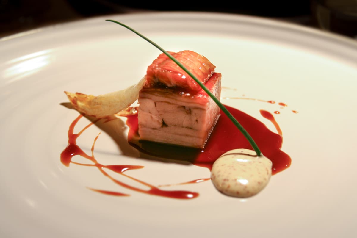 Maialino croccante, anguilla laccata, indivia, salsa à l'ancienne