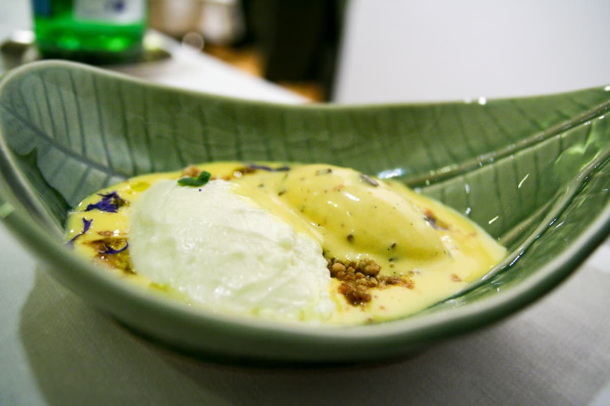 Crema inglese all'arancia, crumble alla liquirizia, mousse di Laudemio e cioccolato bianco, gelato alla vaniglia e olive