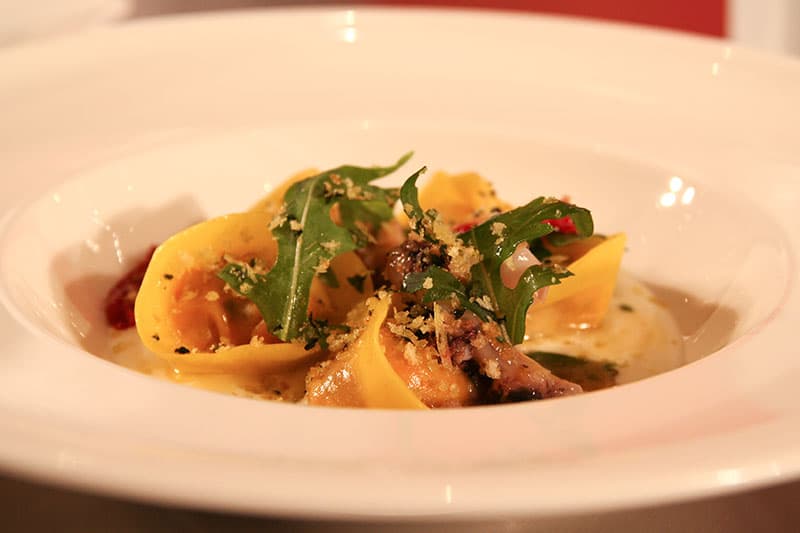 Ravioli con pomodoro arrosto, bufala, seppioline grigliate