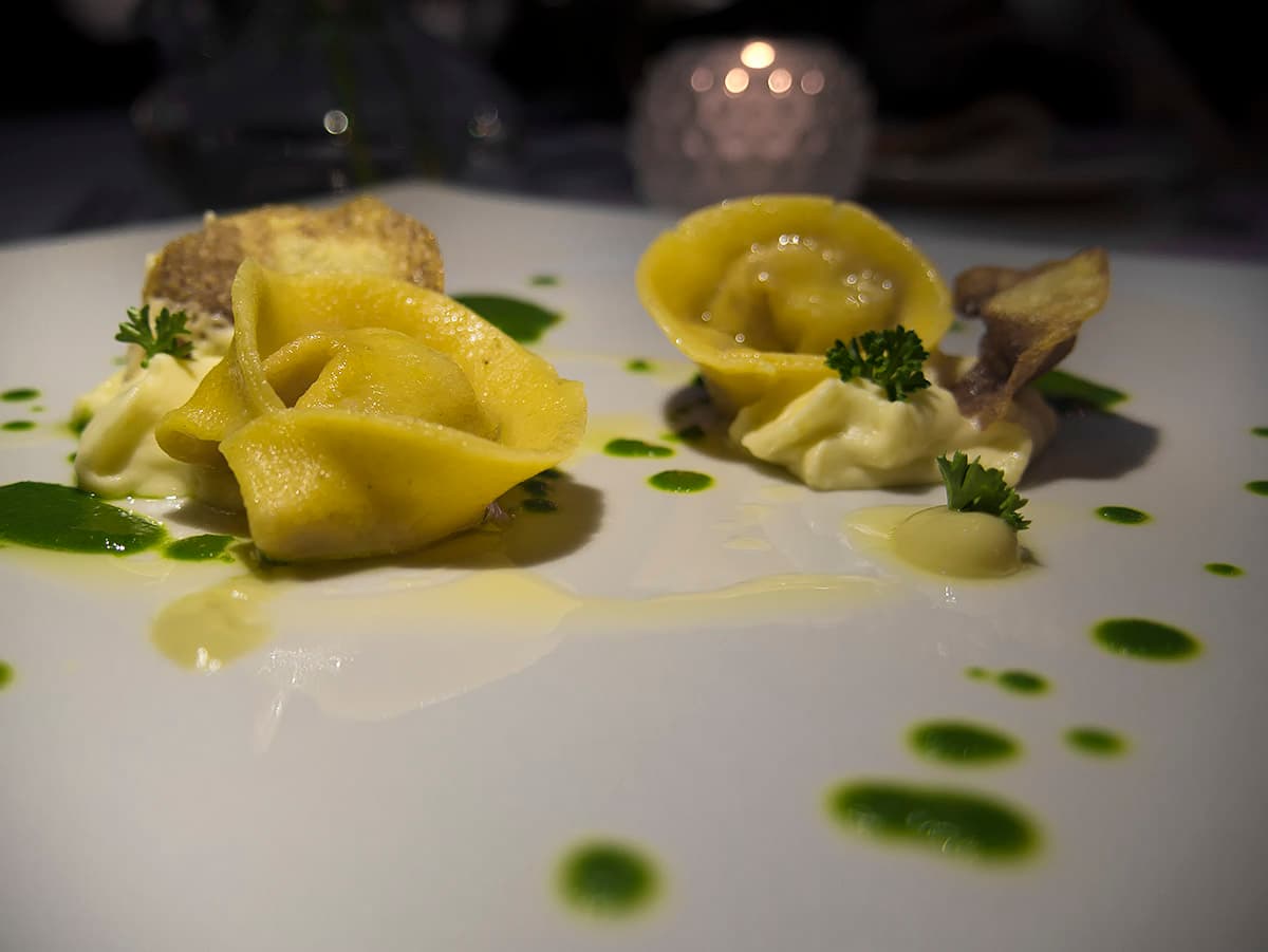Cappelletti ripieni di ragù, mousse di patate