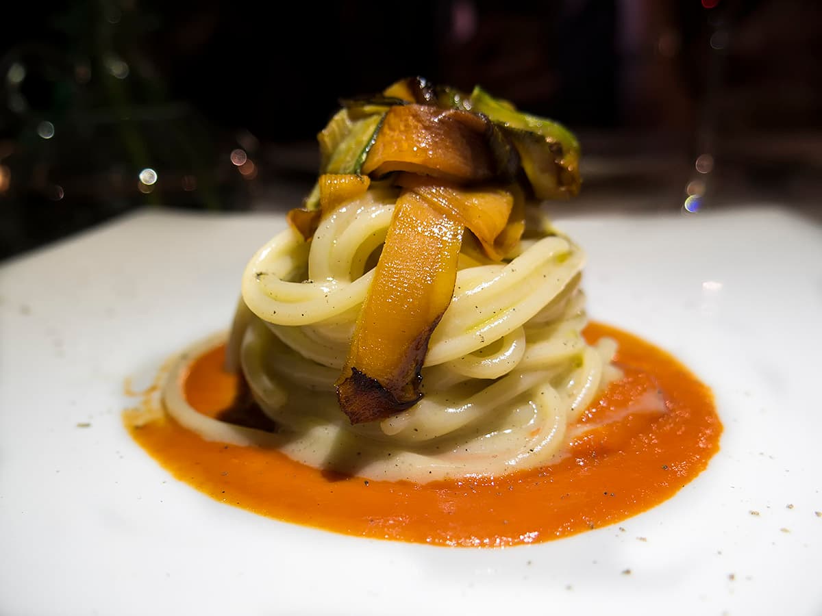 Spaghettone cacio e pepe, pomodoro arrostito, verdure alla soia