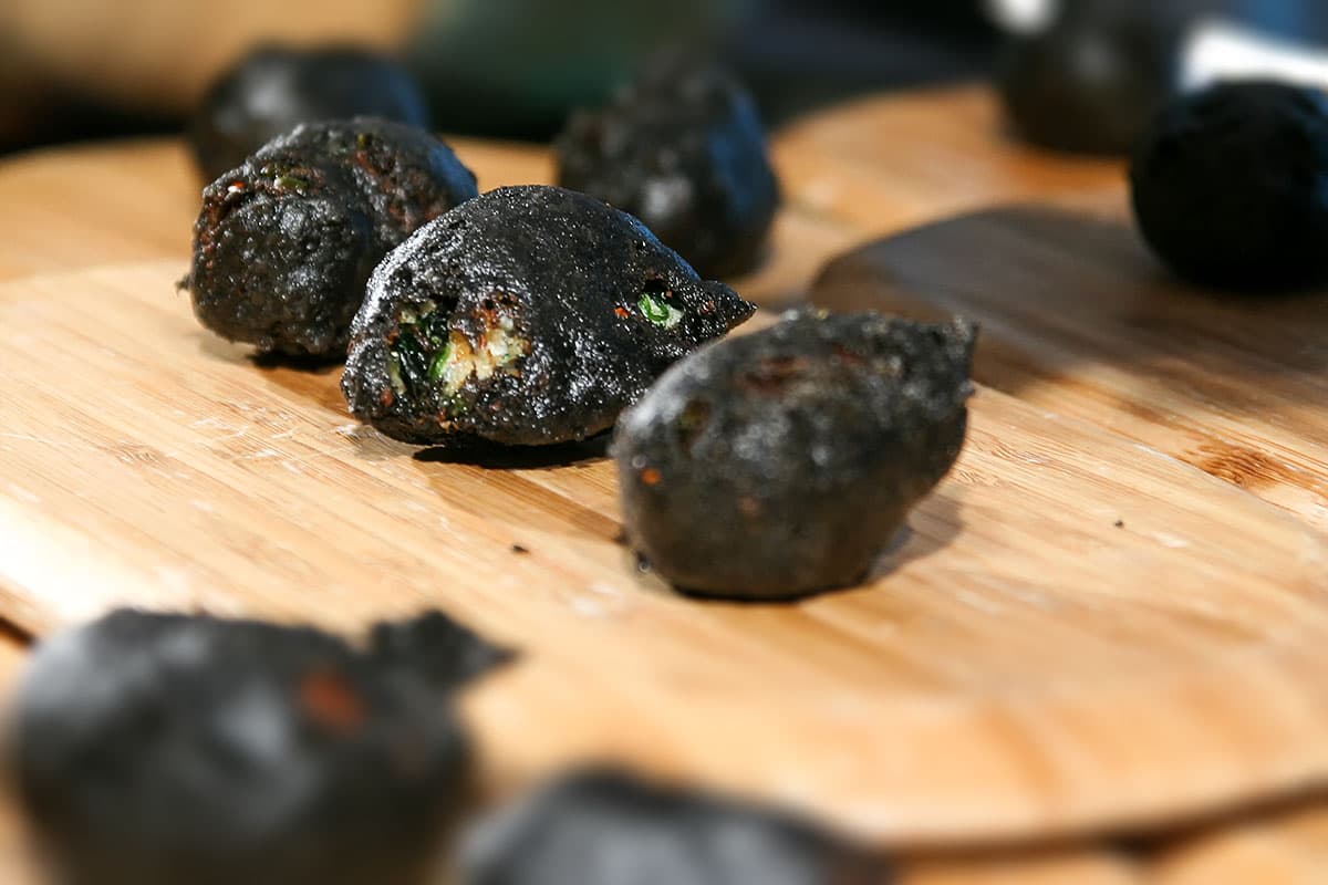 Pakora di ricotta affumicato in pastella di cenere