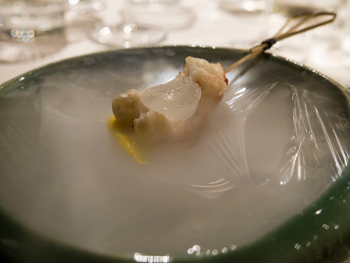 Scampo al vapore, sfera di acqua di mare e lime