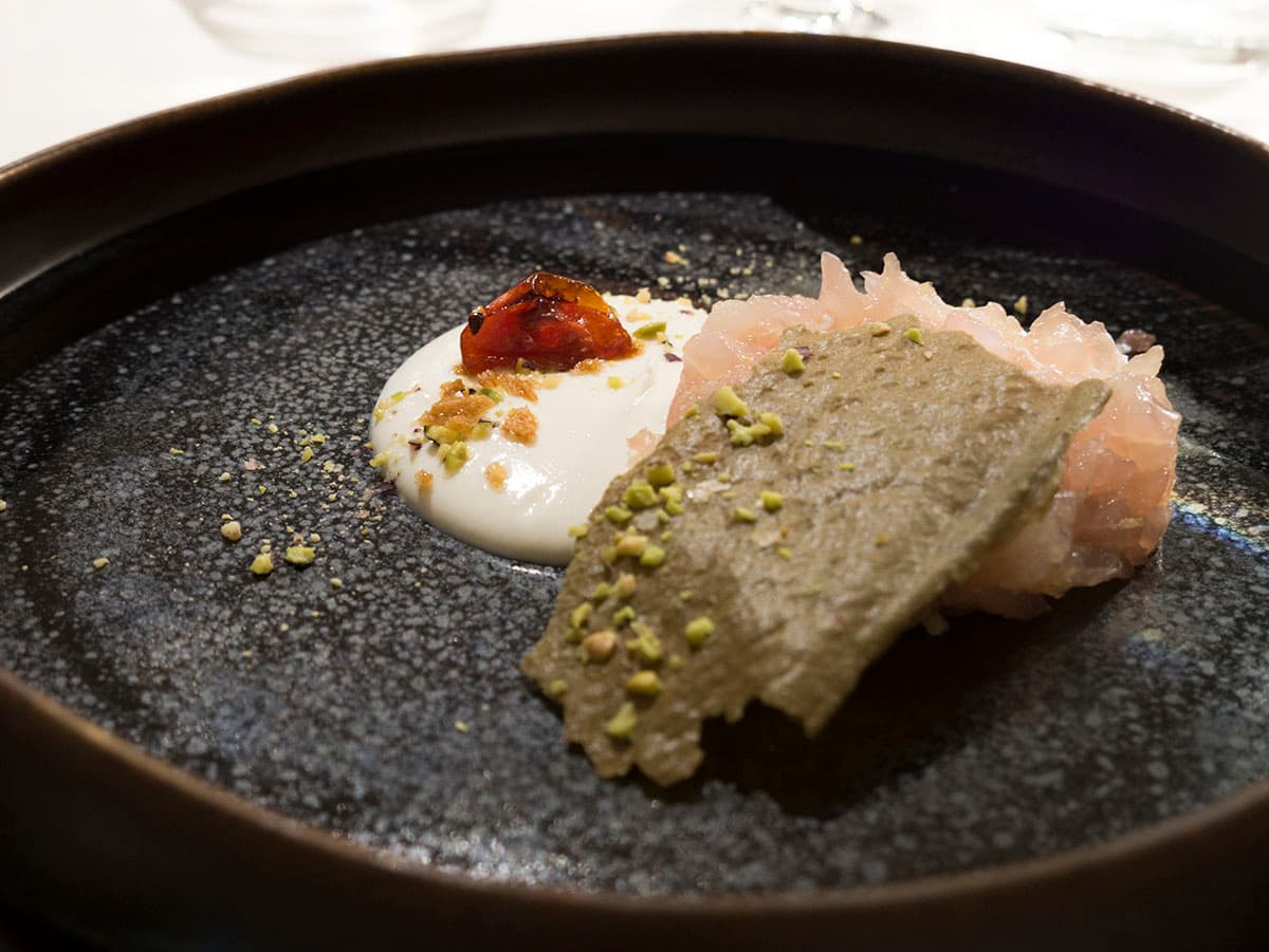 Tartara di dentice su crema di ricotta della Calvana e pistacchi