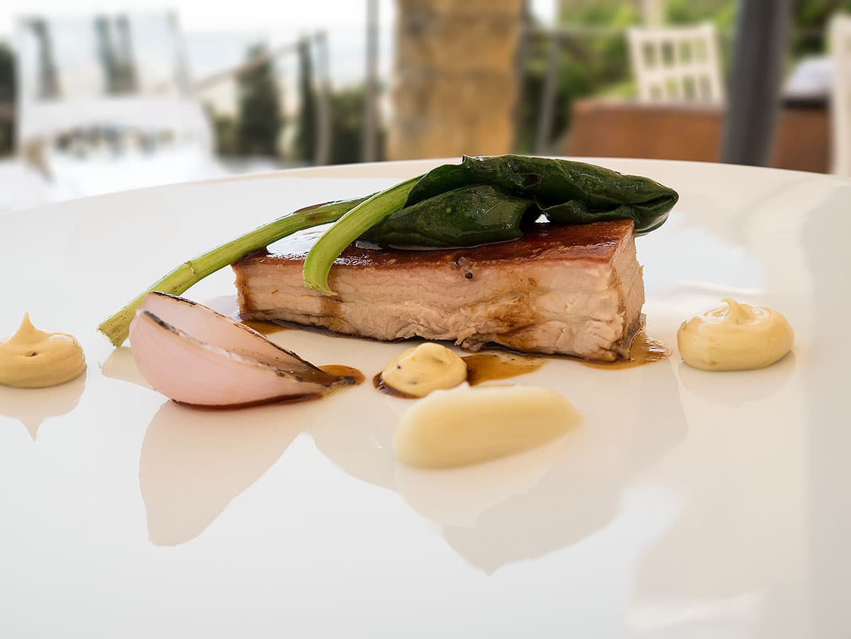 Maialino da latte, maionese alla senape, bietola, cipolla