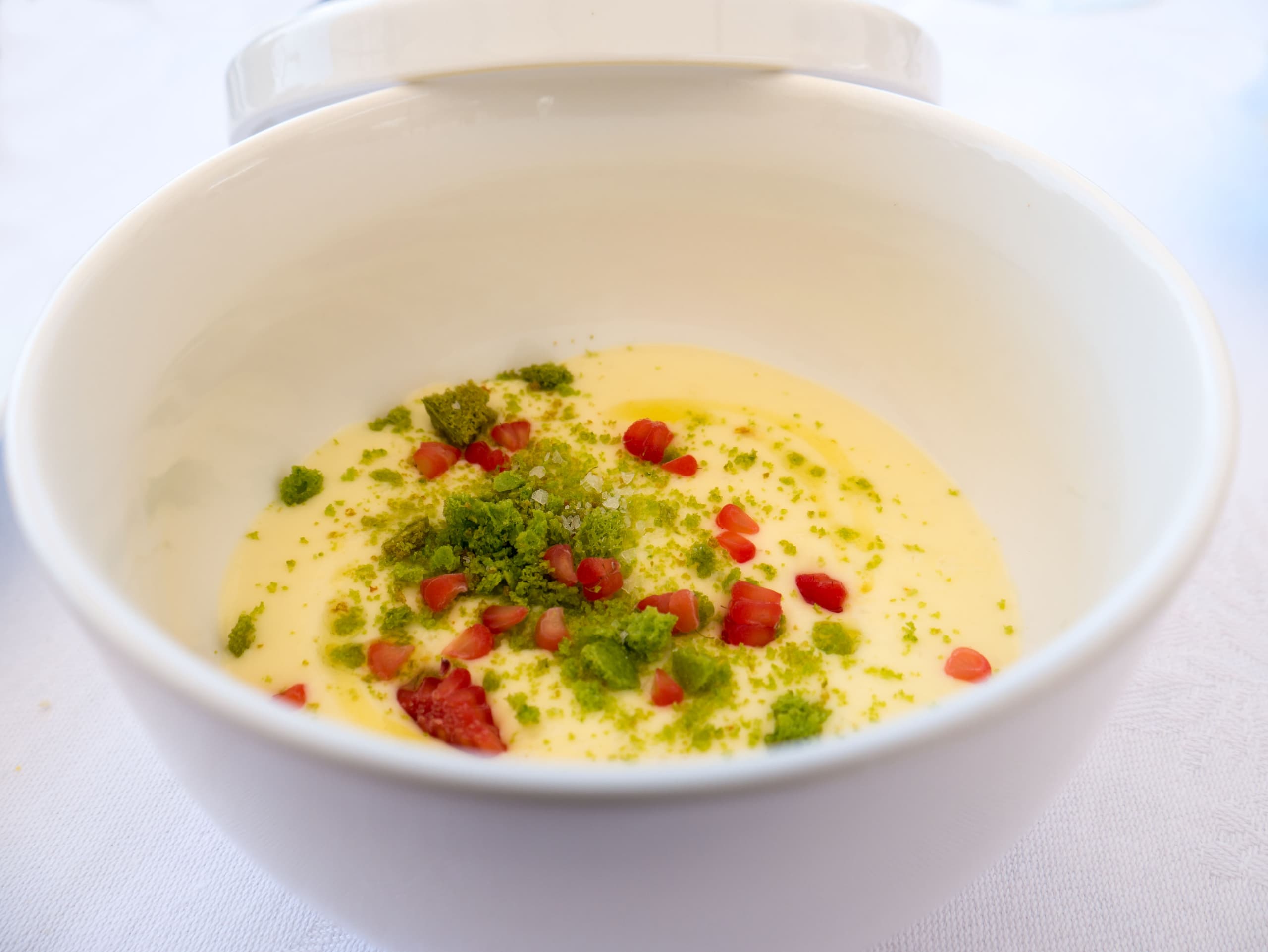 Spuma di pecorino, gel all'arancia, erbe spontanee, lampone