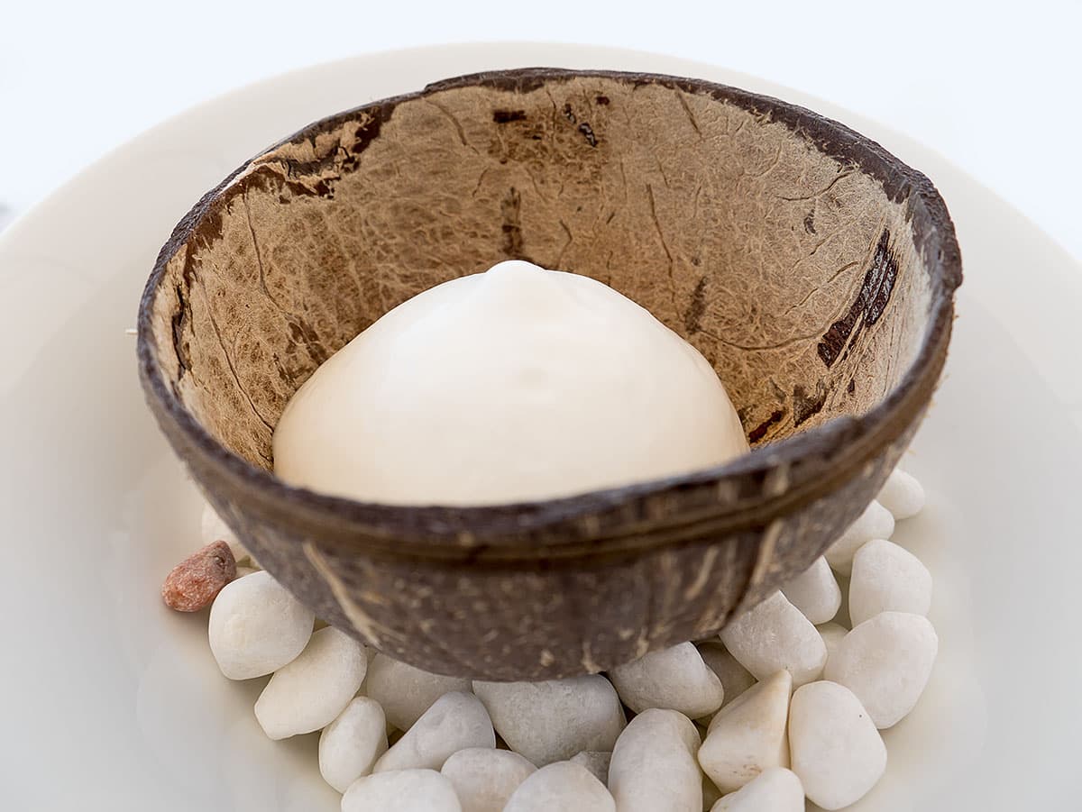 Ananas, pepe di cayenna, menta, limone, gelato di pina colada, cocco