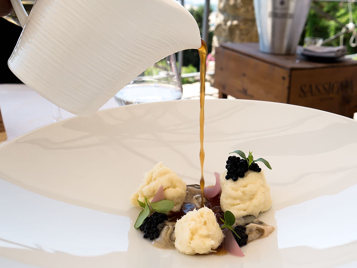 Baccalà mantecato all'olio di noce, ostrica, caviale d'aringa, cipolle arrostite e brodo di cipolle