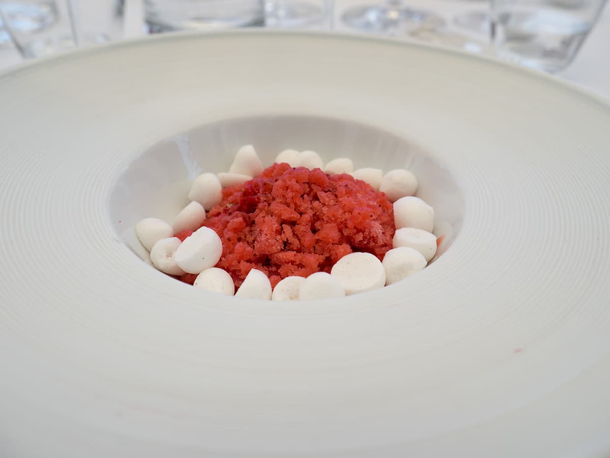 Fragole, meringhe al cardamomo