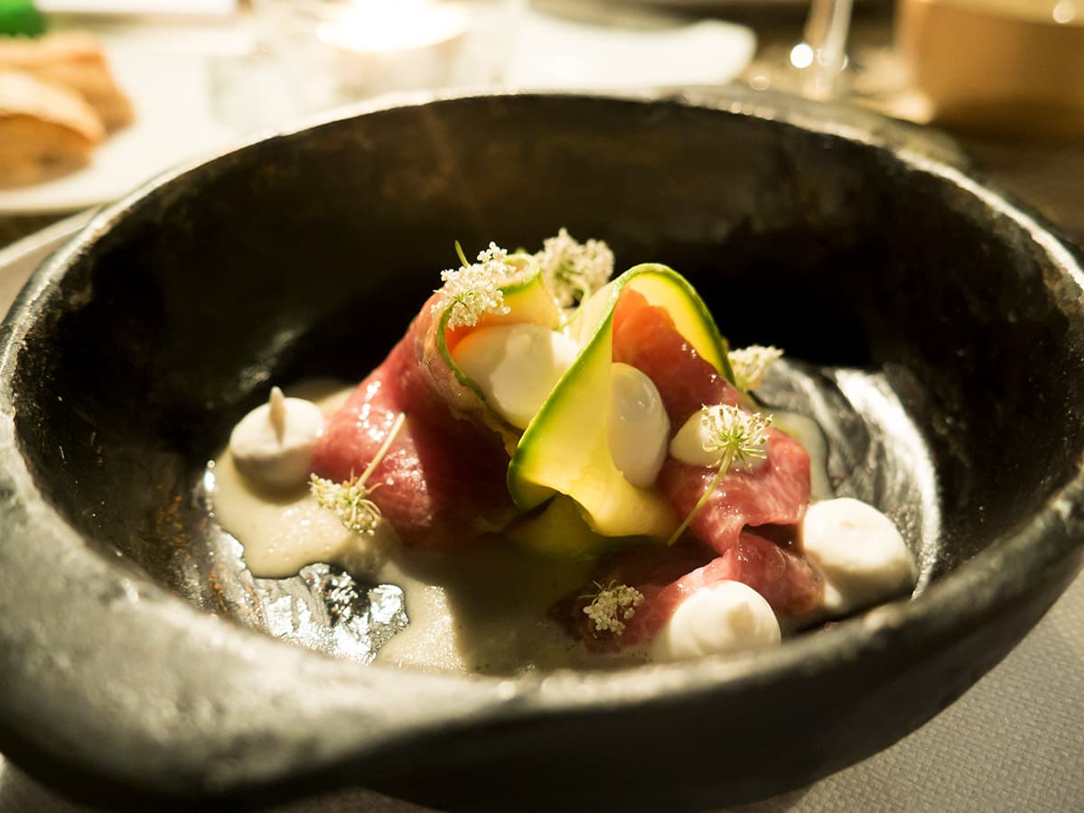 Tonno, zucchine sott'aceto, rafano, riduzione di prosciutto