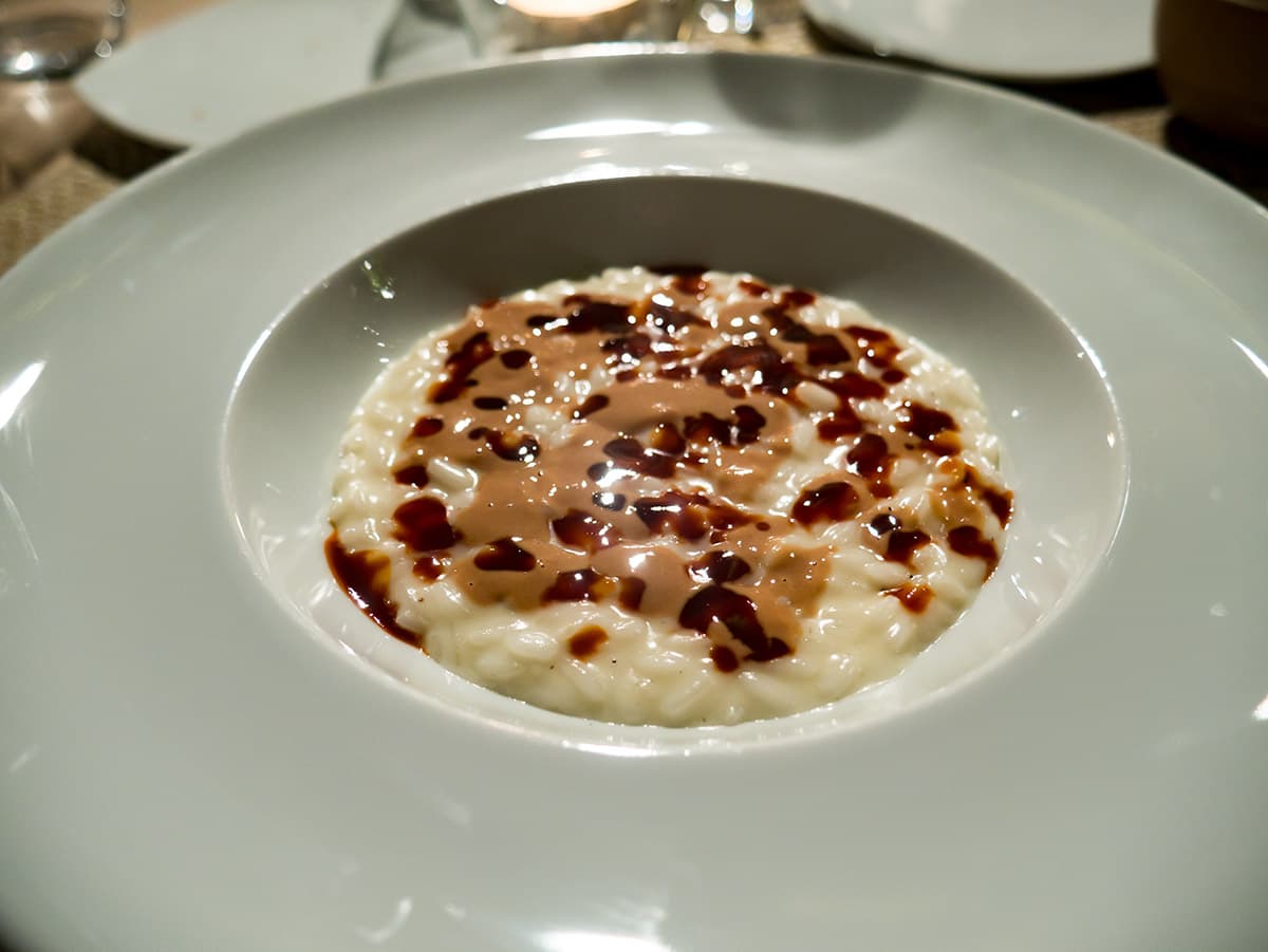 Risotto mantecato al mascarpone, riduzione di peperone, salsa anticucho