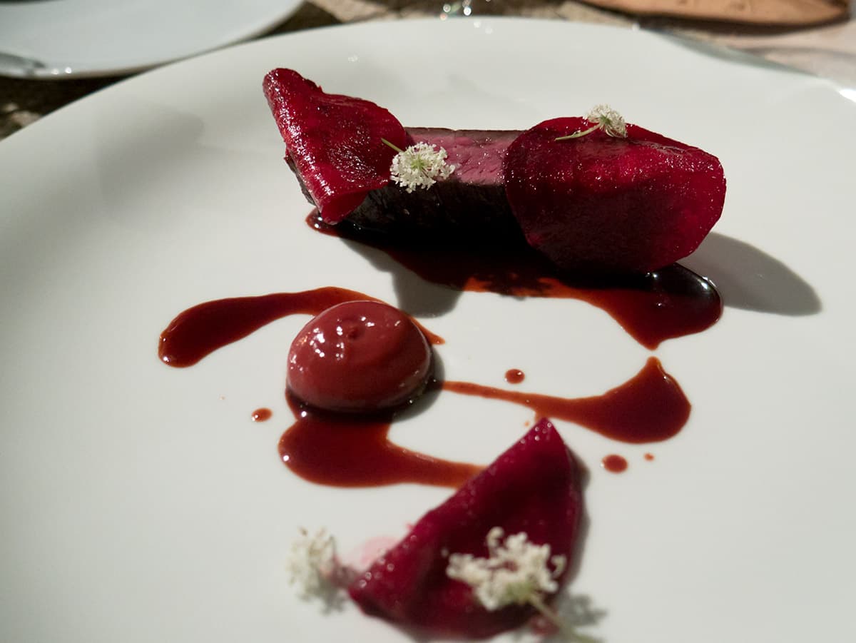 Diaframma di manzo, chutney di prugna, rapa rossa glassata, fiori di carota