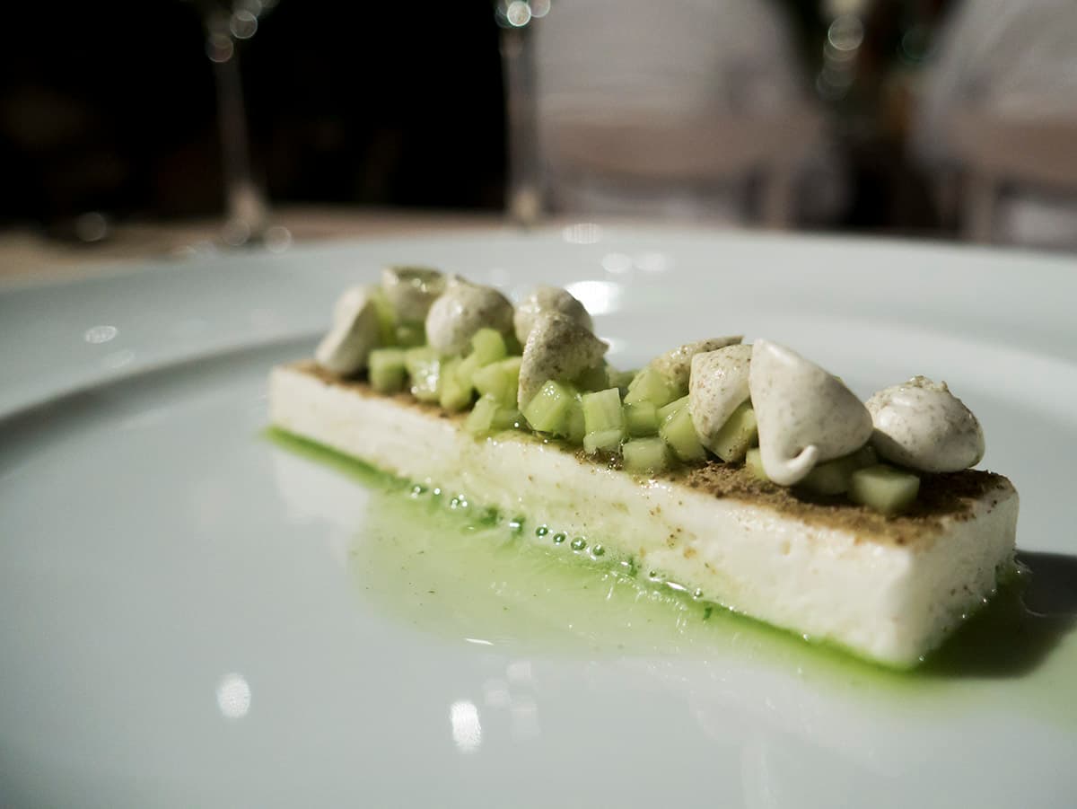 Meringata, erba peperina di Cordoba, cetriolo, lime, meringhe secche e capperi