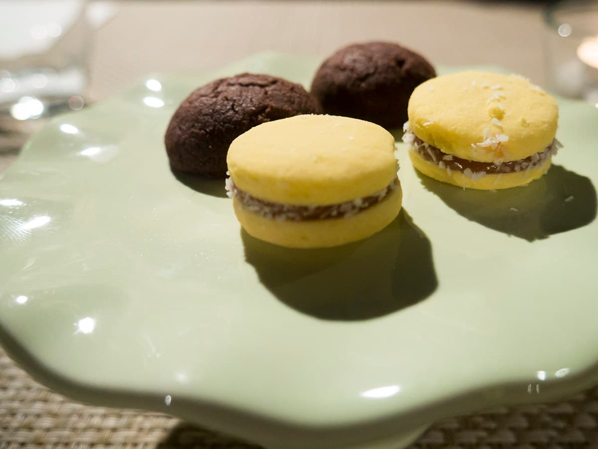 Alfajores con dulce de leche, farina di maizena, cocco Biscotti al cioccolato Valrhona e sale