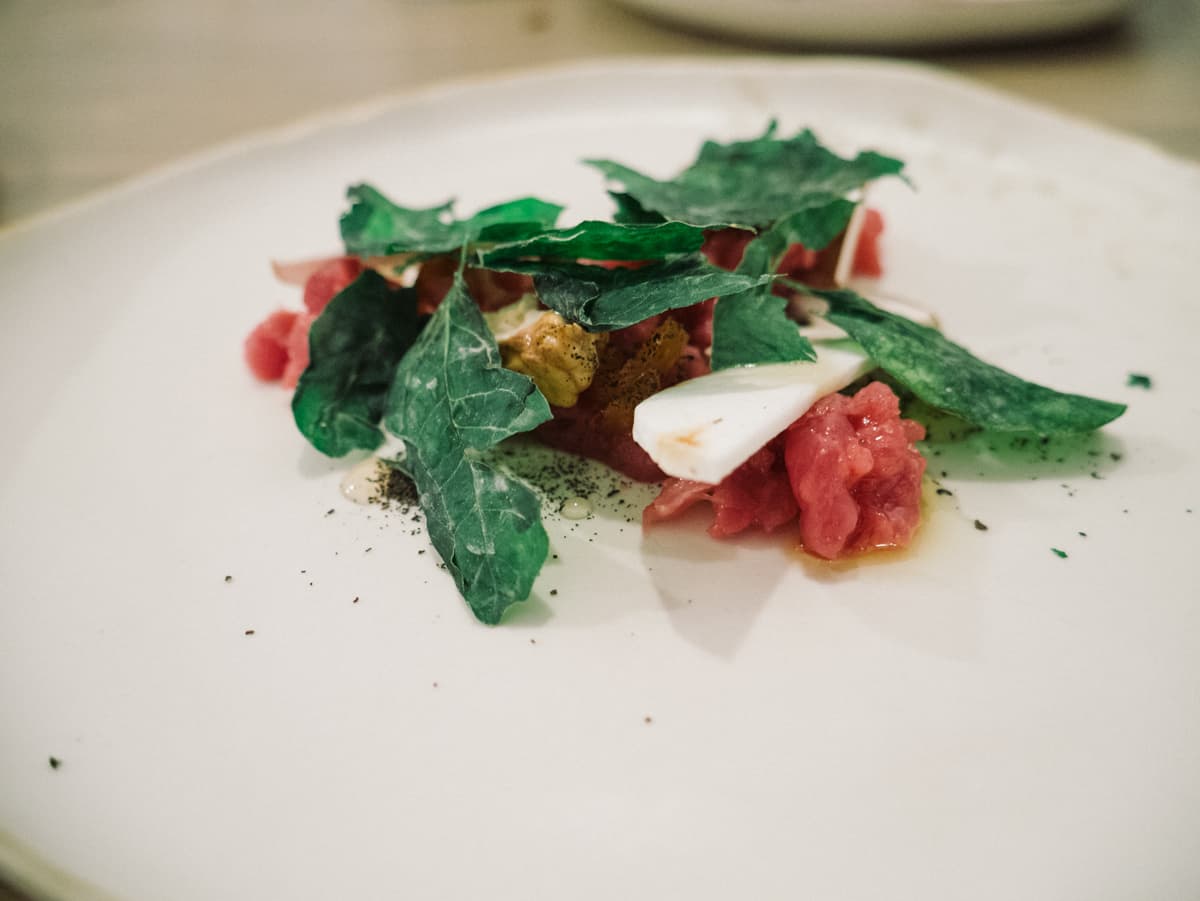 Battuta di cinghiale, porcini, noci, foglie essiccate