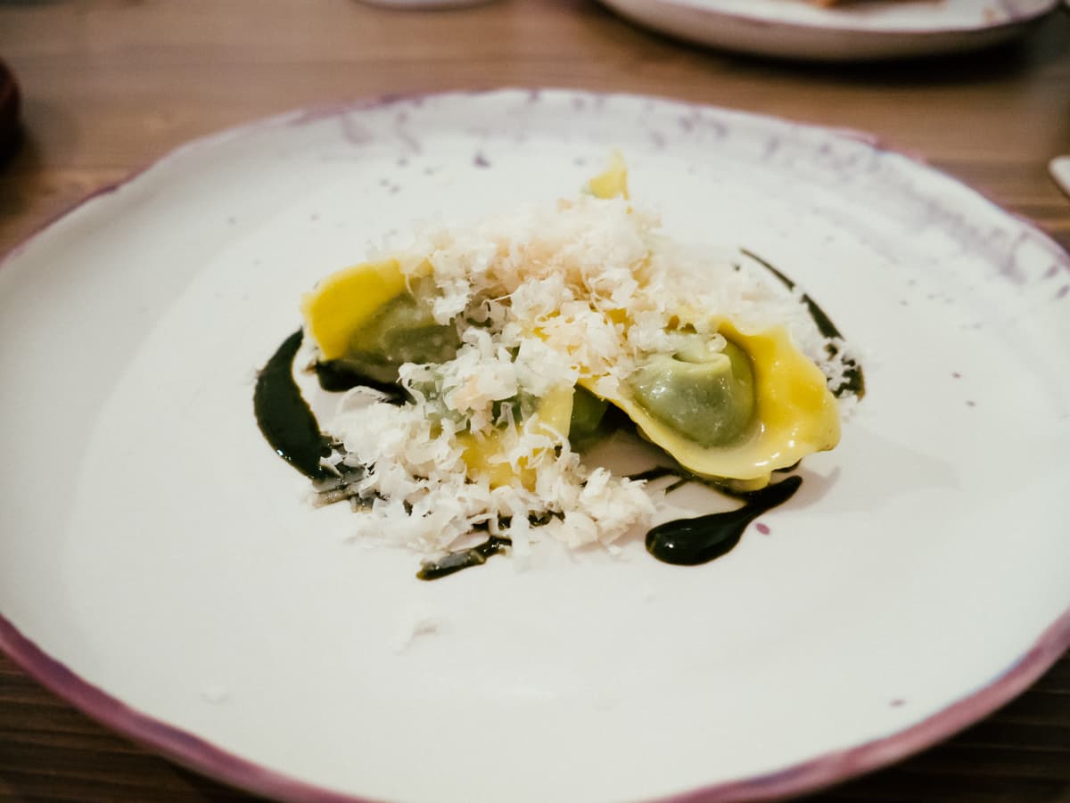 Tortelli di erbe spontanee, parmigiano affumicato, estratto di salvia