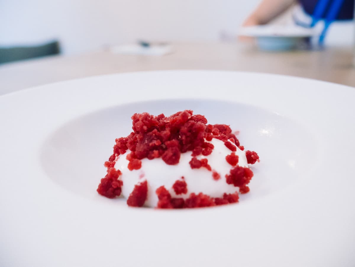 Squacquerone soffiato e gelato di uva Sangiovese