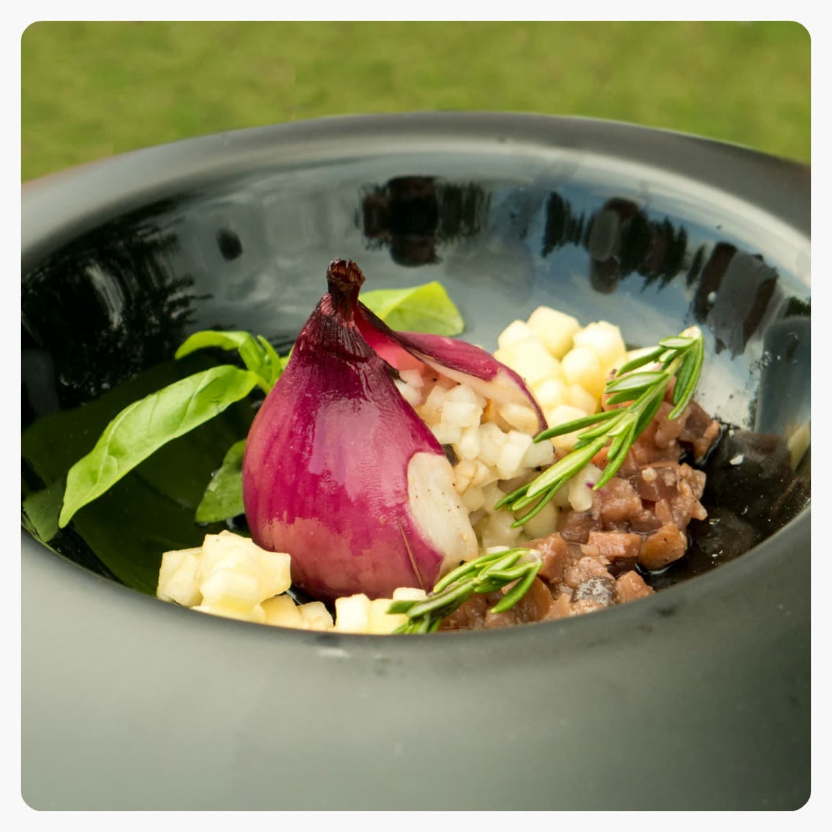 Donato Martella – Cipolla di Margherita di Savoia cotta su foglie di ulivo e farcita con tartare di radice di bosco, mela Annurca al timo e tartufo