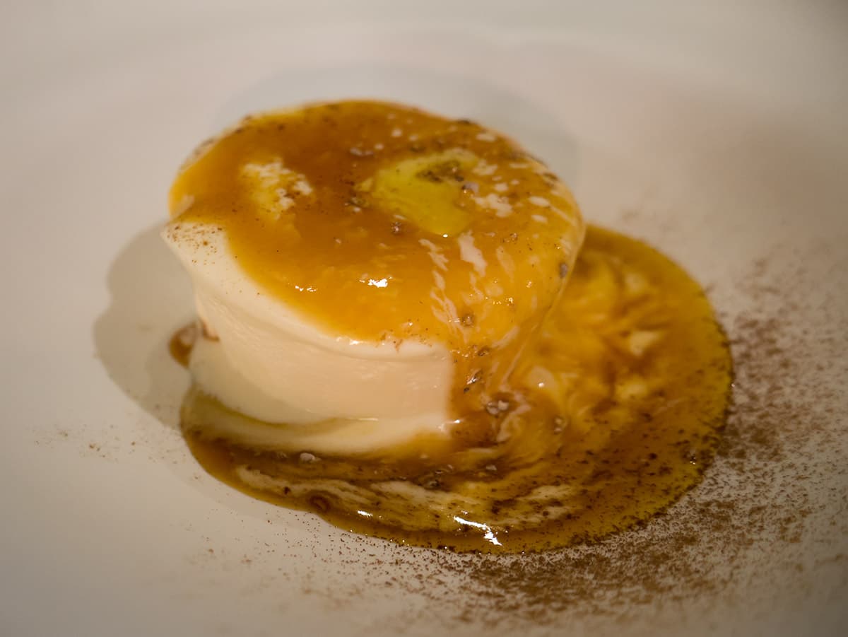 Semifreddo alla panna, caramello e mango