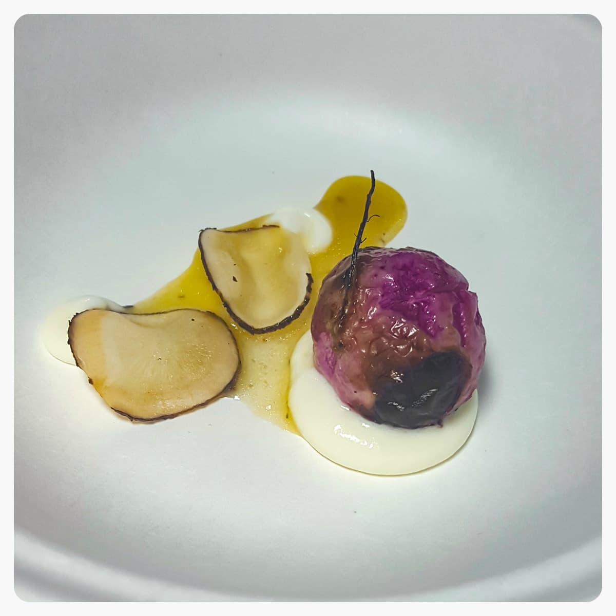 Davide Puleio – Ravanelli alla brace con Robiola di Roccaverano e tuberi con topinambur Roots