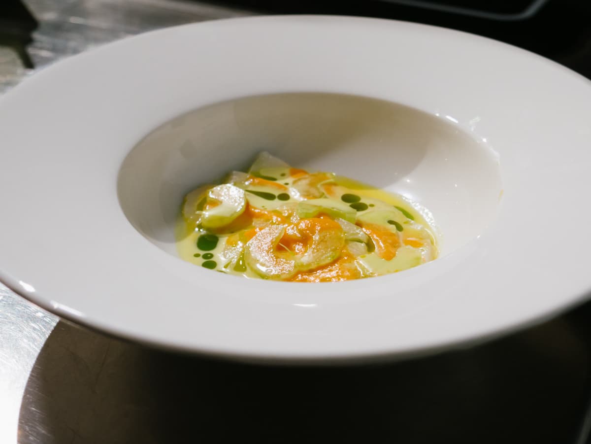 Michele Lazzarini, St. Hubertus - Ceviche di baccalà, crema di peperone, sedano, cipolla