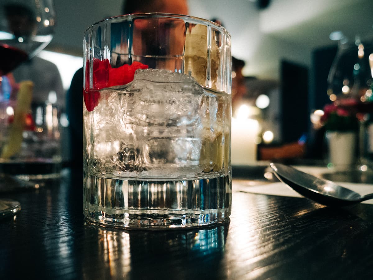 Mezcal, acqua brillante, essenza di rosa, peychaud's bitter