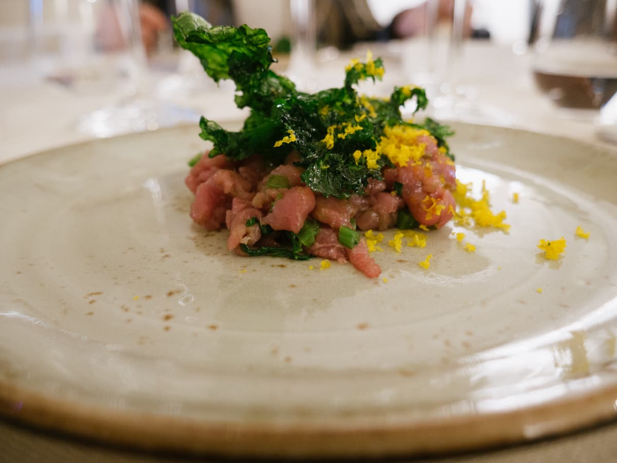 Battuta di cinghiale, cavolo nero, uovo marinato