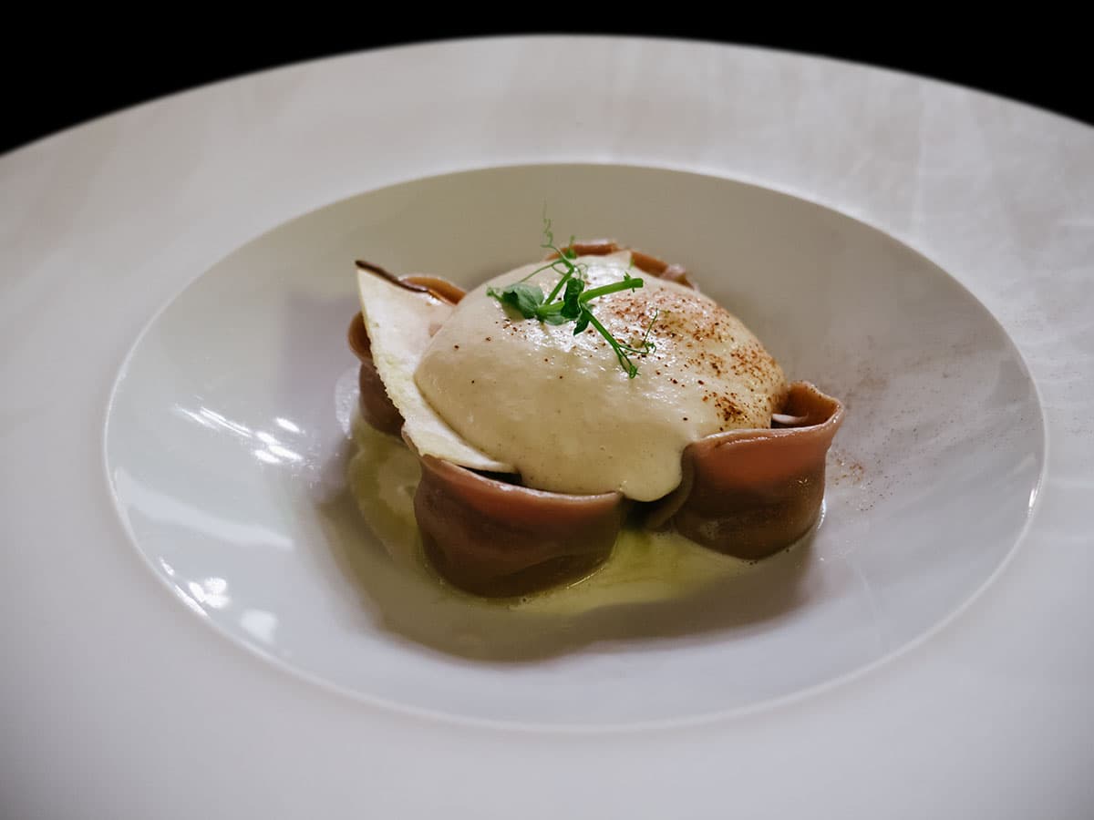 Raviolo al chianti classico, capriolo, pere, pecorino