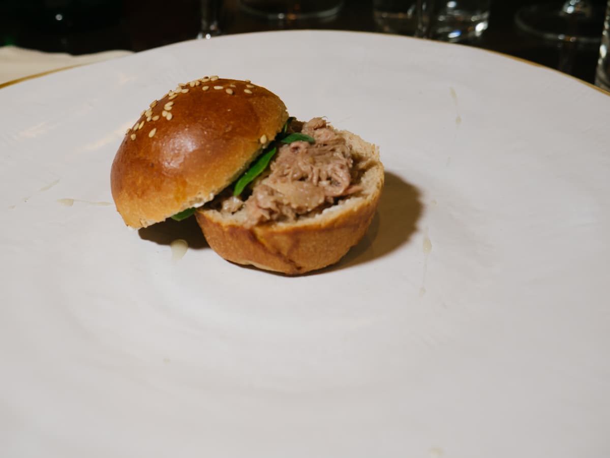 Bun di castagne, straccetto di maiale, caprino, miele e gin