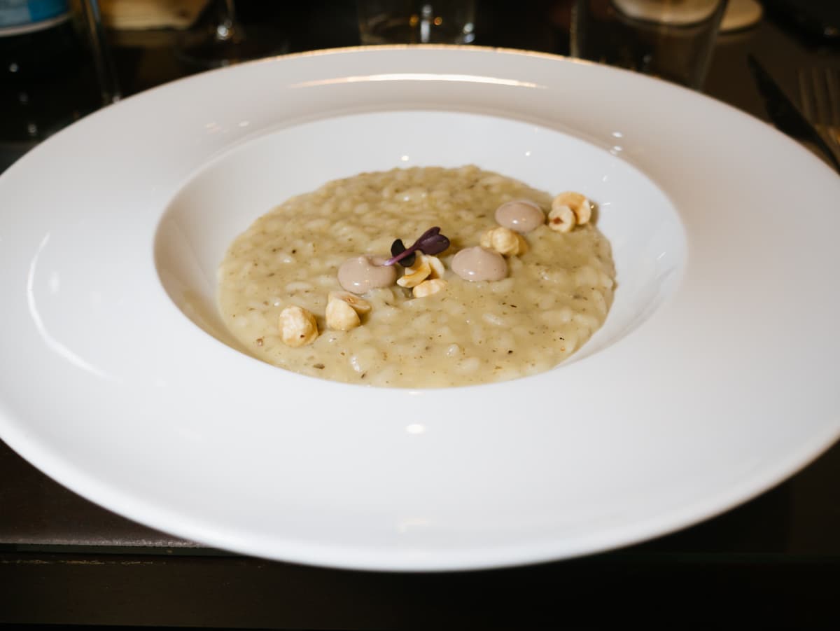 Risotto, topinambur, acciuga, nocciole
