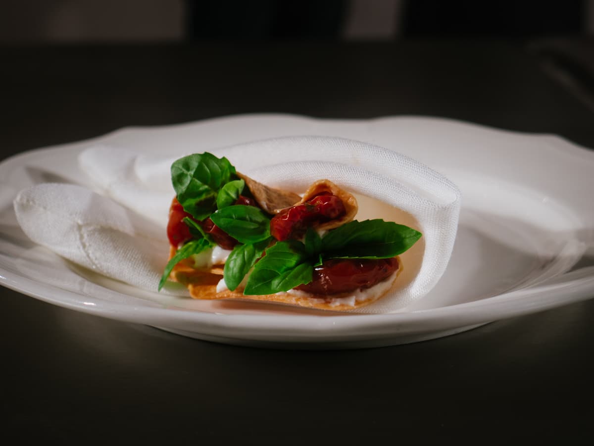 Taco di mozzarella, pomodoro, basilico