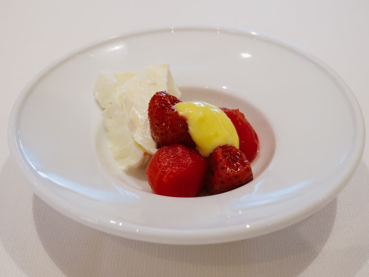Fragole ghiacciate, pomodoro, mozzarella, crema di zafferano
