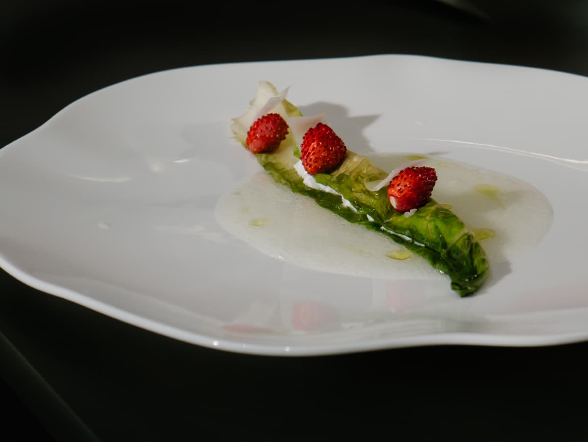 Cannolo ripieno di ricotta, fragoline, lardo