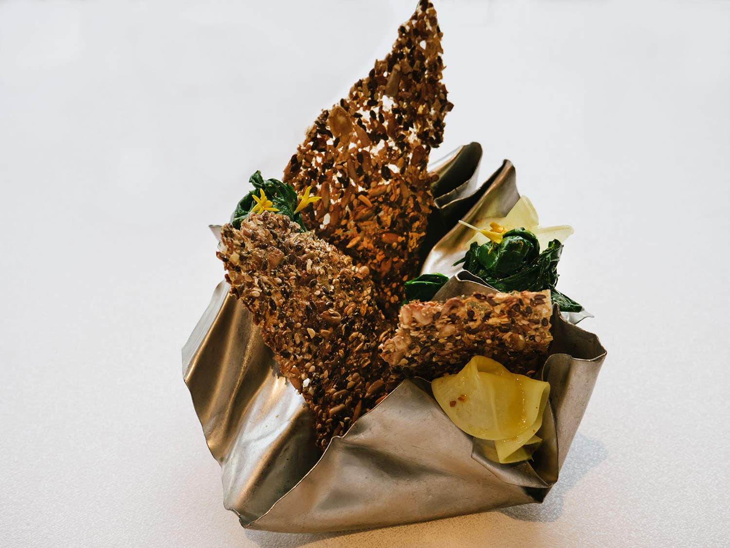 Cialda di semi, cavolo, curcuma, spinaci, lemongrass