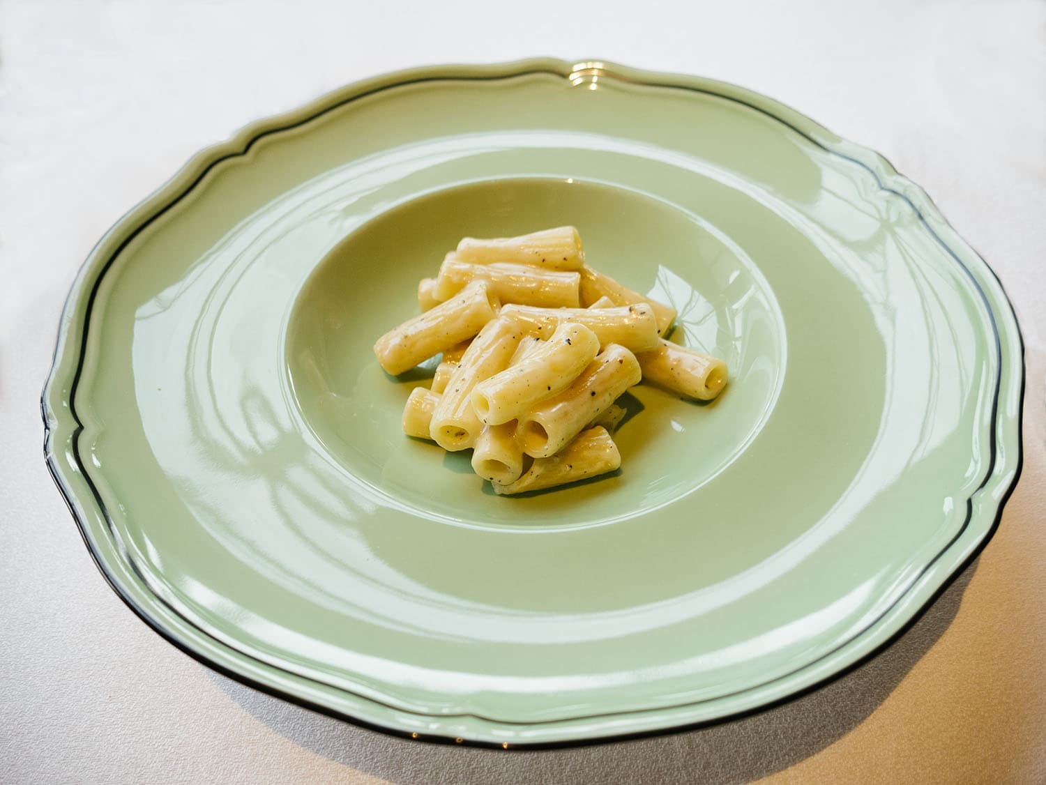 Rigatoni cacio e pepe in vescica di maiale