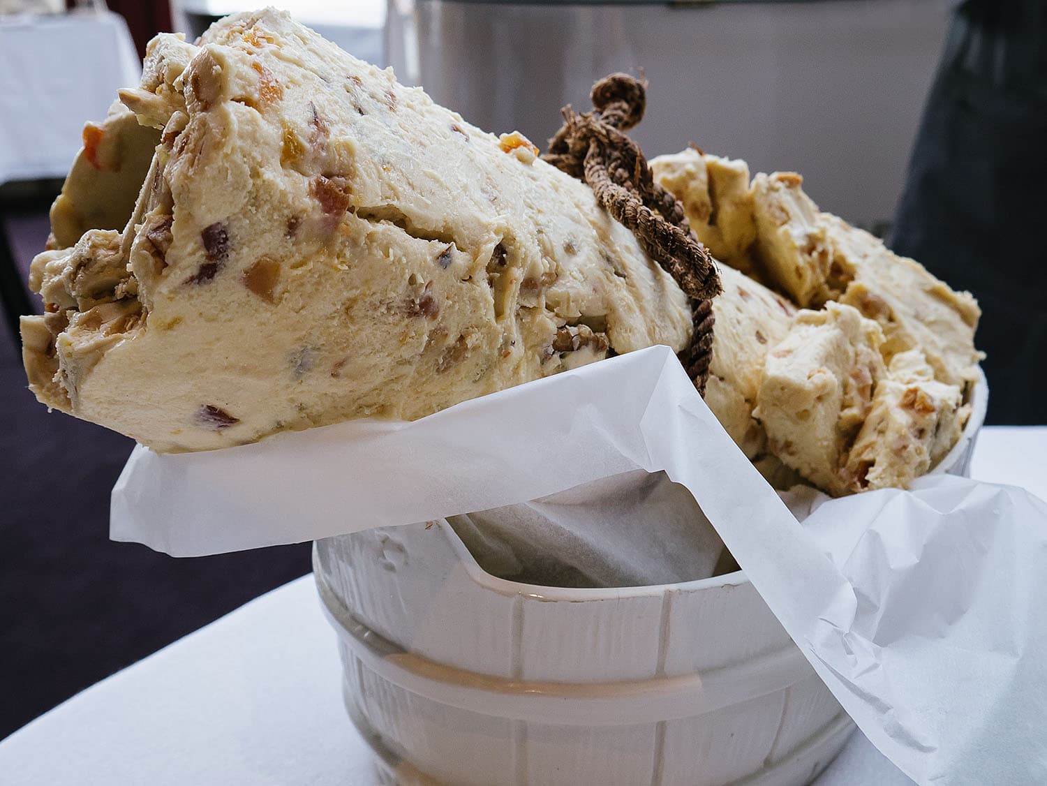 Torrone al cioccolato bianco, miele, semi e frutta candita